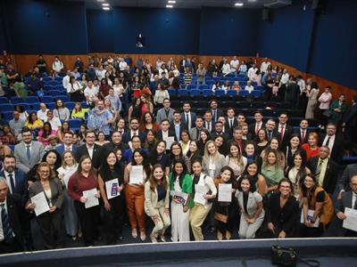 Foto da Notícia: Novos advogados e estagiários recebem a sua inscrição na OAB-MT