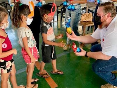 Foto da Notícia: Através da Jovem Advocacia, OAB-MT entrega ovos de chocolate, brinquedos e alimentos, em Ação Social Páscoa Solidária